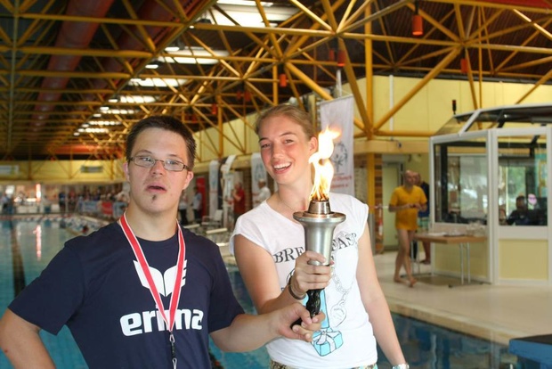Die Sportler Felix Bartnik und Fabienne Lütkemeier entzündeten das Feuer und gaben damit den offiziellen Startschuss für das Special Olympics NRW Schwimmfest 2013. Foto:MB